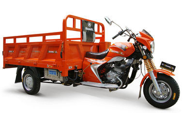 De oranje Chinese Motorfiets Met drie wielen van de 3 Speculantlading met Grote Voetsteun